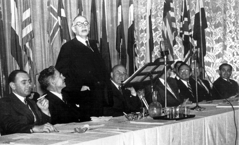 Den britiske økonomen John Maynard Keynes står omgitt av bank- og finansfolk på Bretton Woods-konferansen i juli 1944. Skipet kom fram, Verdensbanken og Pengefondet ble skapt. 