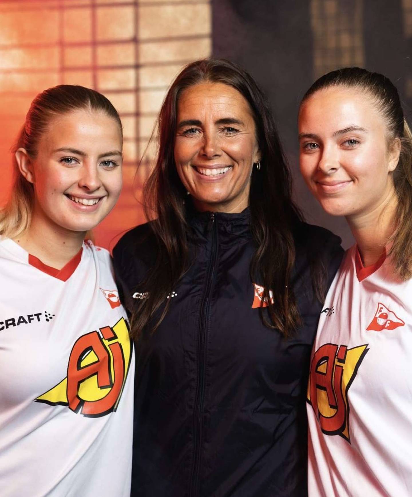 Etter at tvillingdøtrene Amanda (til venstre) og Mia ble FFK-spillere i 2020, ble Mona Enerly etter hvert trener også der. Nå er hun klar for Uefa B-trenerkurs til høsten for å oppgradere kompetansen.