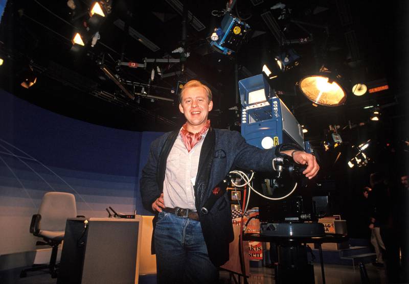 OSLO 19881108 Journalist og programleder i NRK Petter Nome i Dagsrevyen sitt studio. lener seg på  et TV kamera.
Foto: Morten Hvaal / NTB / Scanpix