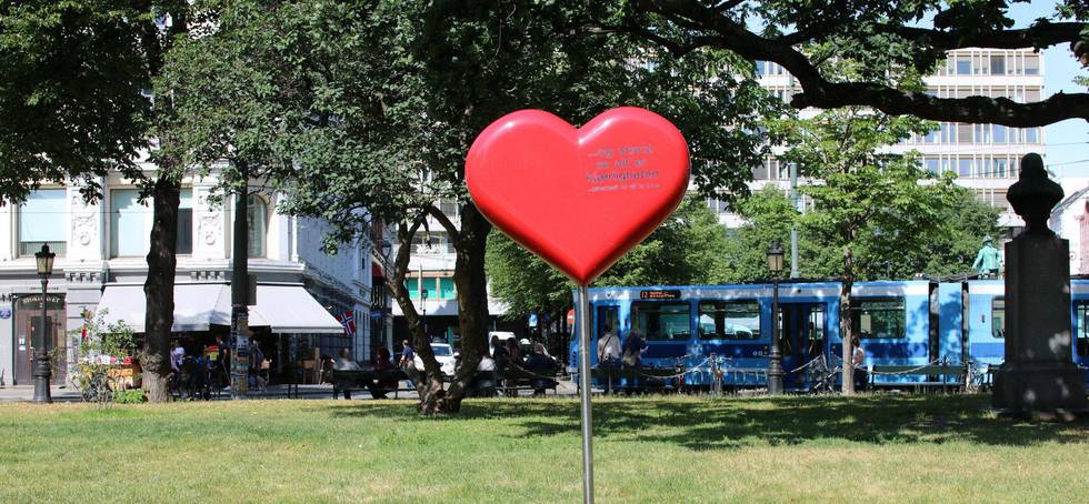 «Og størst av alt er kjærligheten» står det på minnesmerket for 22. juli utenfor Oslo domkirke. På internett er debatten nesten like mye preget av hat.