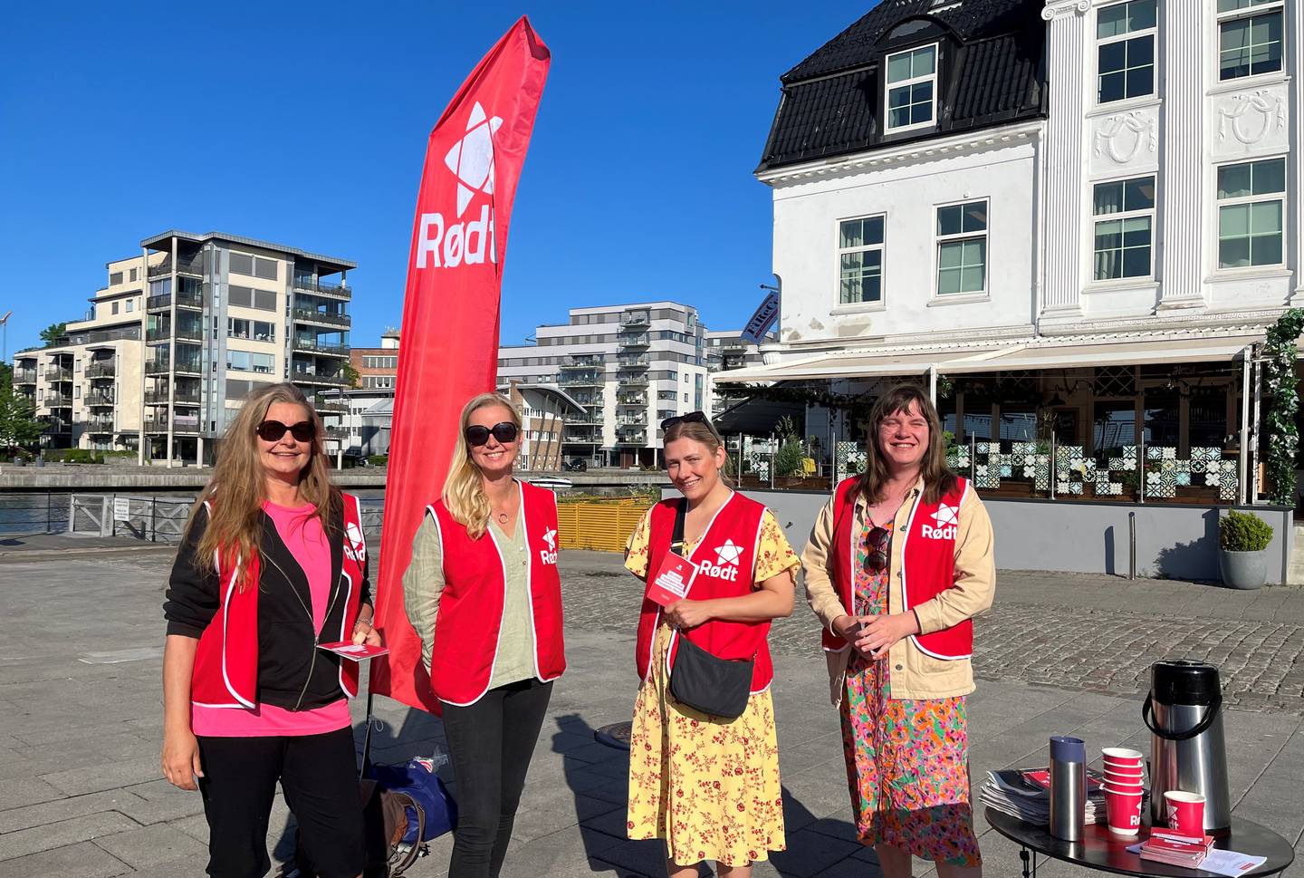 Under morgenaksjonene møter Rødt i Fredrikstad og Hvaler folk på vei til jobb. F.v.: Lisbeth Sandvik (leder), Jorun Héron-Kummen (3. kandidat til bystyret), Hannah Berg (gruppeleder), Natalie Langaas (6. kandidat).