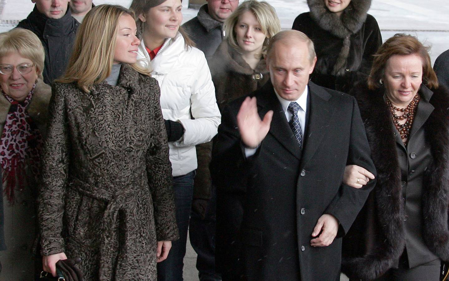 Russlands president Vladimir Putin med sin tidligere kone Ludmila (til høyre) og datteren Maria (til venstre) skal stemme i presidentvalget desember 2007 i Moskva.