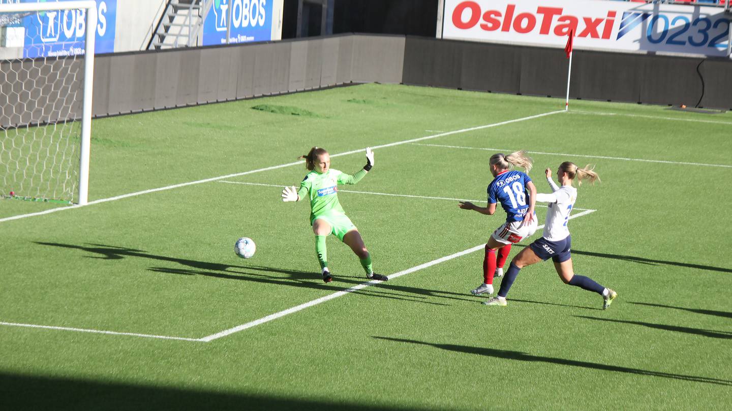 Thea Bjelde gir VIF ledelsen 1-0 i generalprøven mot Stabæk lørdag.