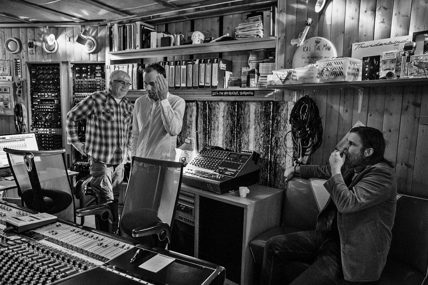 Tommy Tokyo (t.h.) fotografert i studioet til Kai Andersen (t.v.) sammen med produsent Gøran Grini under innspillingen av "Hev deg over det derre der" i 2014. Andersen og Grini laget også dette aller siste albumet med ham - som nå gis ut posthumt.