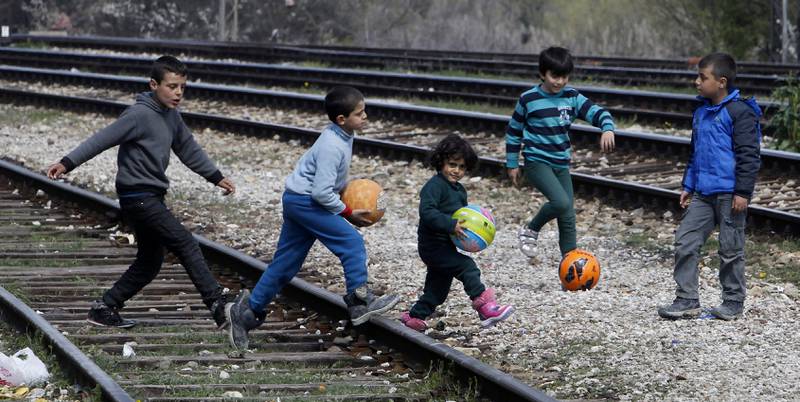 Det er mange barn blant flyktningene i Makedonia. FOTO: NTB SCANPIX