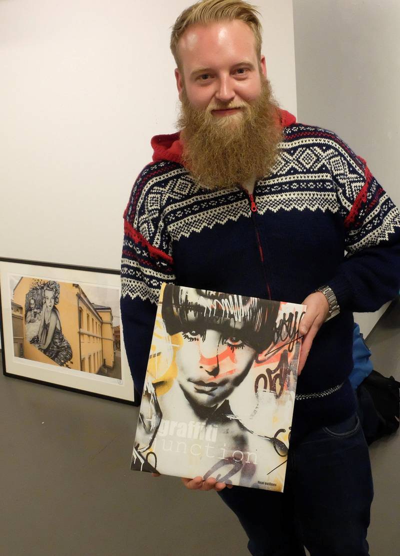 Graffitibok: Mellom to permer har Eric Ness Christiansen og fotograf Gjermund Hansen samarbeid om, og dokumentert graffitikunst i Drammen. ALLE FOTO: ELISABETH HELGELAND WOLD