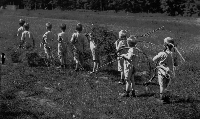 Tanken var at det var bedre for fattige barn å bo på landet, også om de måtte jobbe. Foto fra Frelsesarmeens barnehjem Trollstua i Asker ca. 1925-1930. 