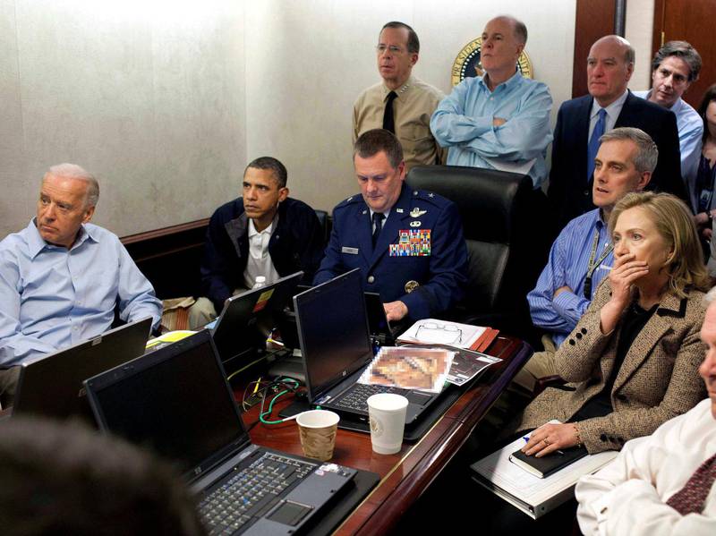 Daværende president Barack Obama (nr. to fra venstre) under operasjonen mot Osama bin-Laden i 2011. Der var også visepresident Joe Biden (t.v.) og utenriksminister Hillary Clinton (nr. to fra høyre). FOTO: PETE SOUZA/NTB SCANPIX