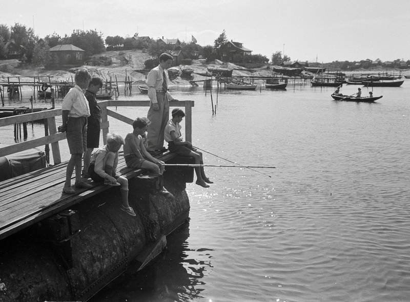 Sommer på Lindøya i 1939. Fra 1922 fikk folk leie eller bygsle hyttetomt av staten for ti kroner året på flere av øyene i Indre Oslofjord. Mange bygde enkle hytter i det som ble vanlige folks ferieparadis.
