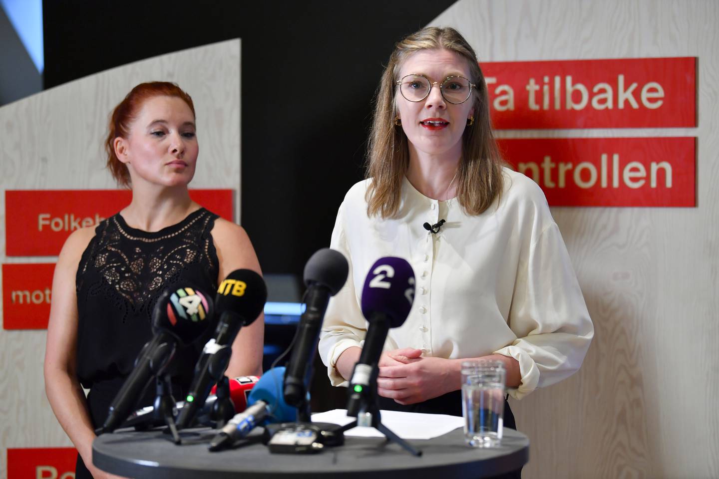 Marie Sneve Martinussen (t.h.) er ny leder i Rødt. Her avbildet under dagens pressekonferanse med nesteleder Charlotte Therkelsen.