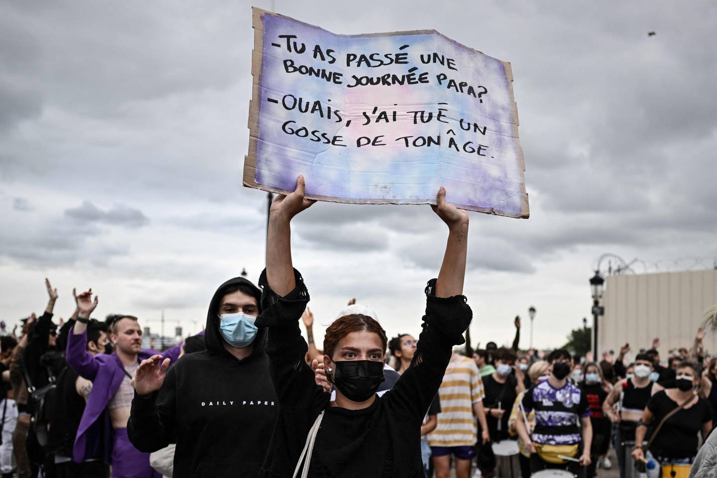 En demonstrant i Bordeaux fredag holder en plakat hvor det står: "Hadde du en fin dag, pappa? – Ja, jeg drepte en gutt på din alder".