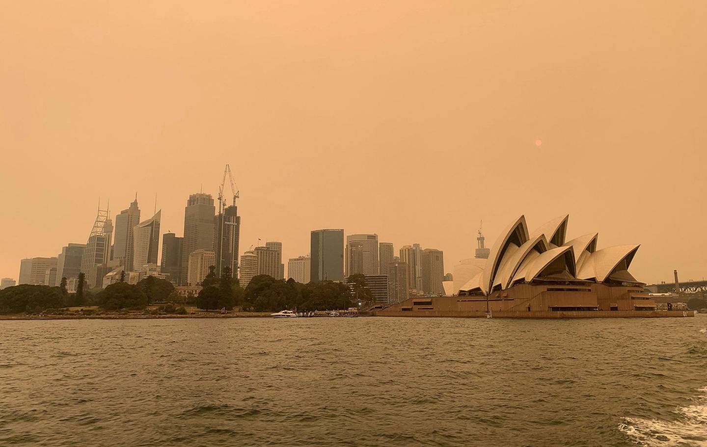 Operahuset i Sydney i et teppe av røyk for noen dager siden. Foto: NTB scanpix