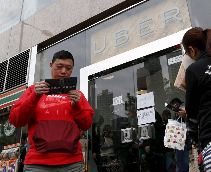 Det internasjonale selskapet Uber er blitt verdsatt til 60 milliarder dollar, og er tilgjengelig i 67 land. Her er potensielle Uber-sjåfører i Hongkong på rekruttering. FOTO: TYRONE SIU / REUTERS/ NTB SCANPIX.