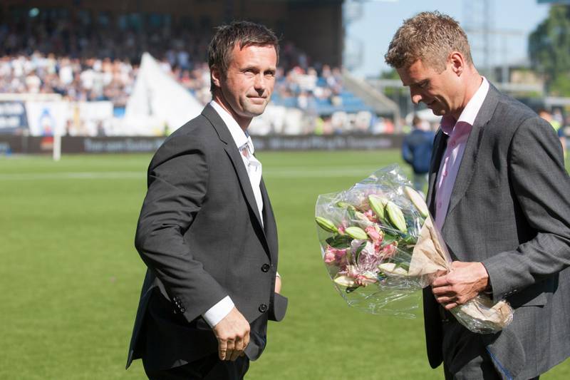Ronny Deila ble takket av på Marienlyst og fikk blomster av sportssjef Jostein Flo i 2014.
