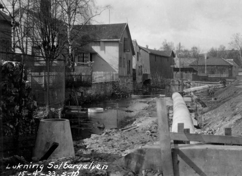 I RØR: 15. april 1933 er datoen for dette fotografiet, merket «lukning Solbergelven». Ti år senere kjøpte Drammen      kommune hele vassdraget, mot å forsyne Solberg Spinderi med kraft i all fremtid. FOTO: DRAMMEN BYARKIV