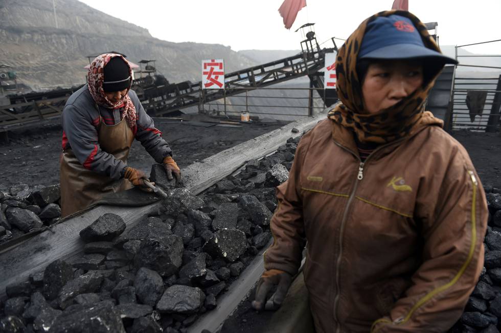 Kullarbeidere i Kinas beryktede «kullbelte», Datong i Shanxi-provinsen. Kina er verdens største forurenser.  Klimatoppmøtet i Glasgow neste uke er helt avhengig av å få Kina med på laget.