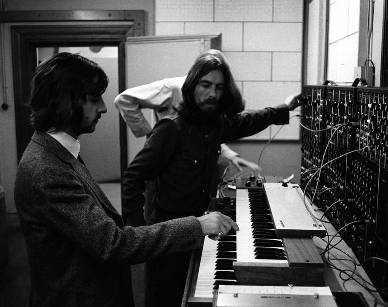 Ringo og George tester et helt nytt apparat i studio: Moog synthesizer! FOTO: © Apple Corps Ltd.