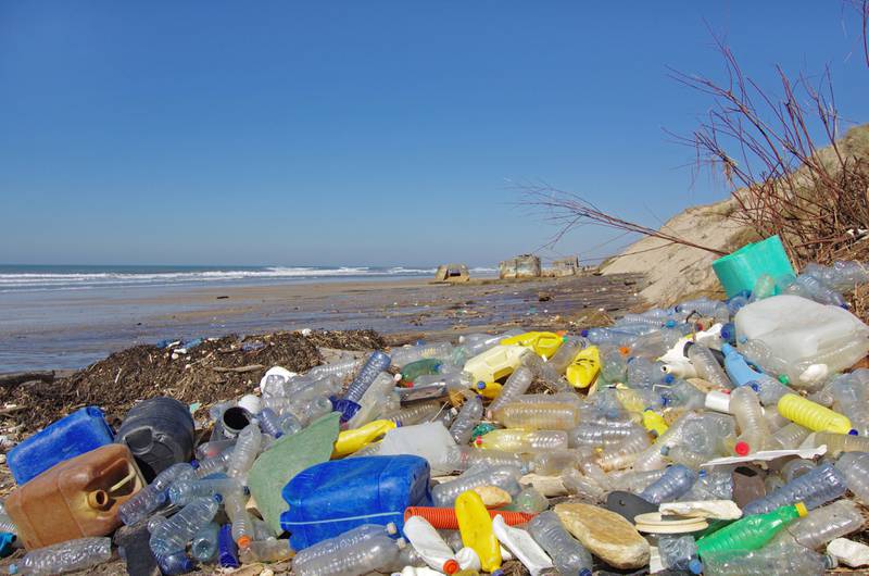 Strendene verden rundt er fulle av plast. Engangsflasker er blant verstingene. FOTO: ISTOCK