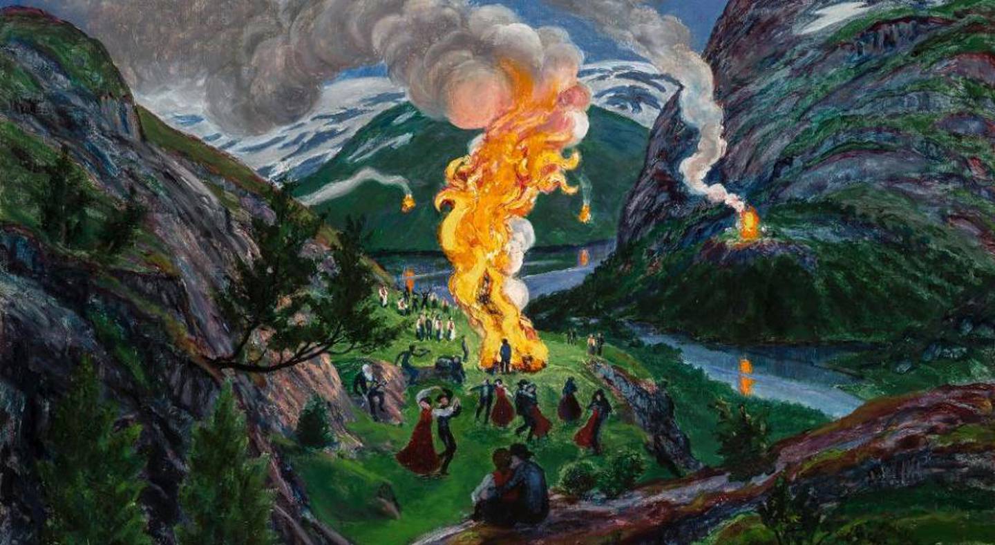 Sankthansbålet var motiv i flere av bilder av kunsteren Nicolai Astrup. Landskapet var ofte fra områdene rundt Jølstravatnet i Sunnfjord. Enkelte steder i Norge har man brente heksedukker på bålet. Foto: Wikimedia commons