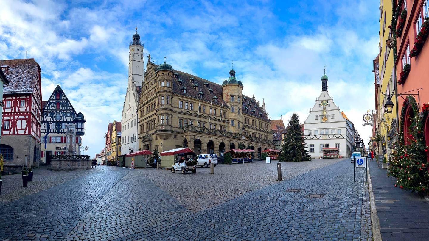 Julemarkedet på rådhusplassen i Rothenburg går for å være et av Europas mest populære og tradisjonelle julemarkeder. I et normalår skulle plassen vært full av markedsboder og mennesker nå. Men for andre år på rad er julemarkedet avlyst.
