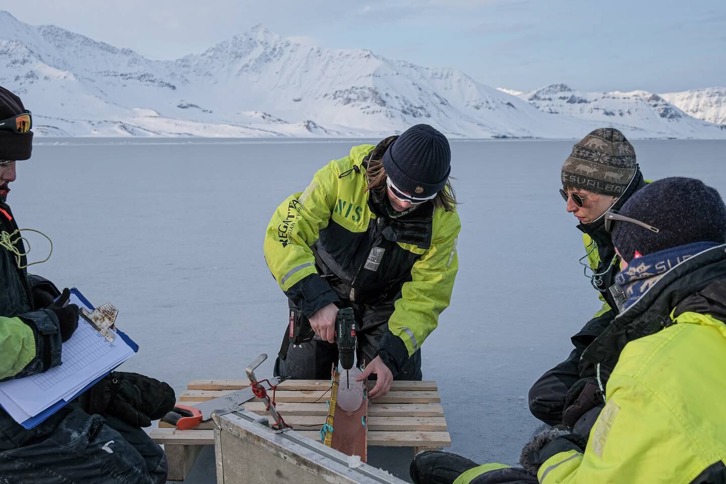 «Iskjerneprøvetaking i St. Johnsfjorden for å måle temperatur og saltinnhold i sjøisen.»