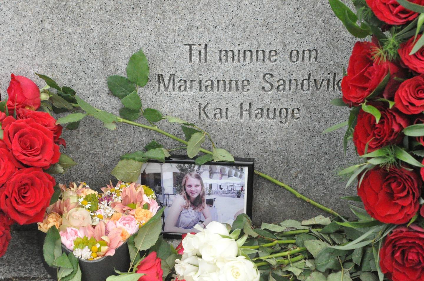 En stein hvor det står "Til minne om Marianne Sandvik, Kai Hauge".