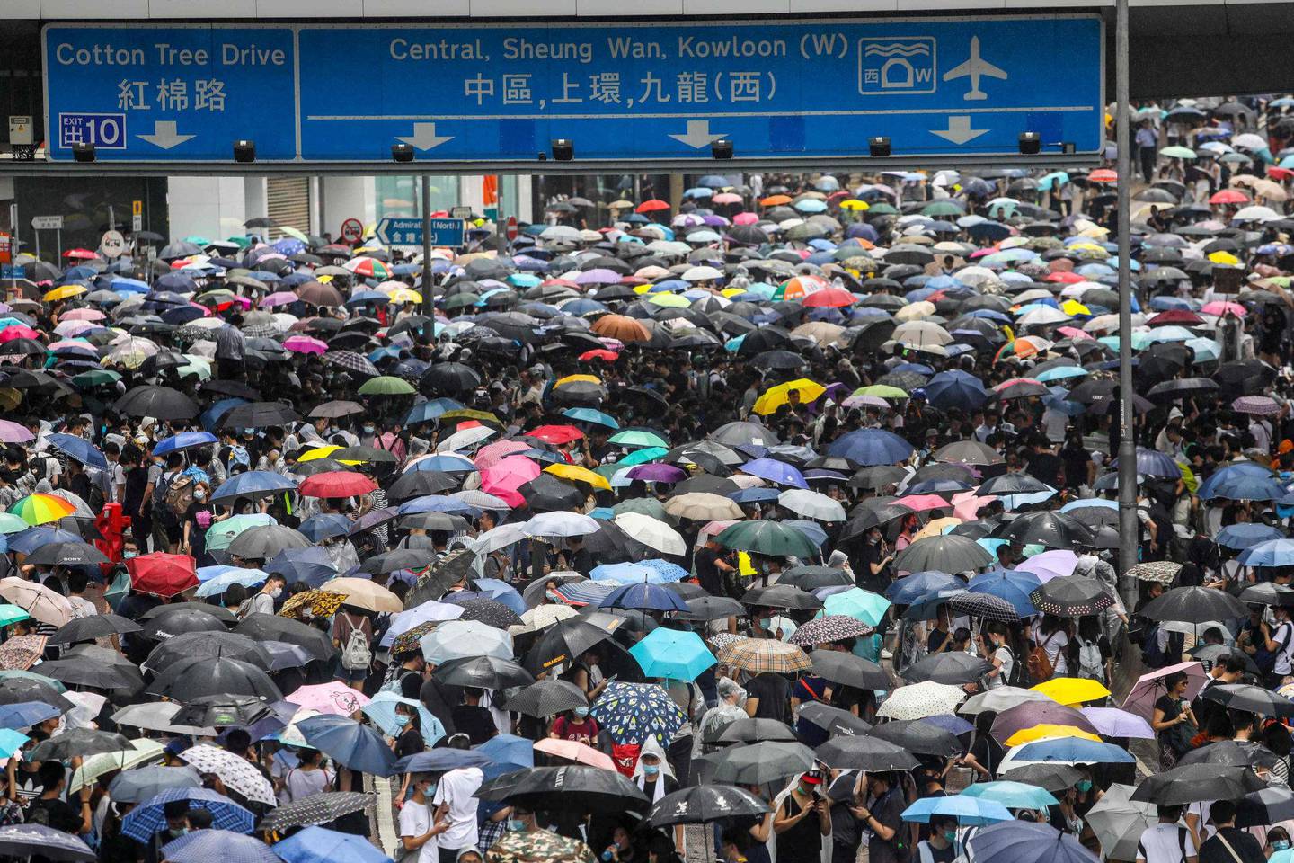 PARAPLYER: Paraplyer blir brukt som beskyttelse mot tåregass, men er også blitt et symbol. FOTO: NTB SCANPIX
