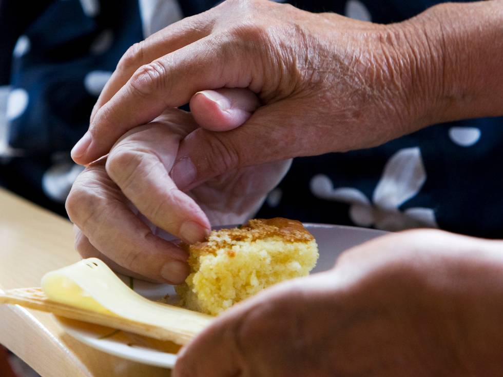 TRONDHEIM  20080910:
Eldre kvinne på velferdsenter. Får hjelp til å spise kake. Alderdom. Å bli gammel. Omsorg. 
Foto:  Gorm Kallestad  / NTB 
NB! Modellklarert