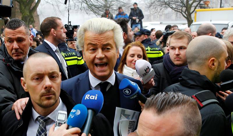 Geert Wilders viser seg sjelden i offentlige sammenhenger, men gjorde et unntak i Rotterdam lørdag for halvannen uke siden. Etter det avlyste han offisielle valgkamparrangementer av sikkerhetsårsaker etter en avsløring rundt en person i sikkerhetsteamet.