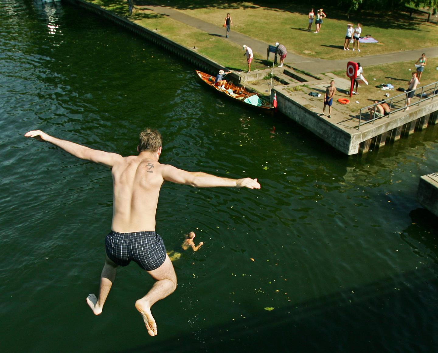 En gutt hopper i Themsen ved Windsor for et forfriskende bad. Siden bildet ble tatt i 2006, har imidlertid vannkvaliteten i Storbritannia falt betraktelig, mye takket være de konservatives manglende miljøpolitikk etter Brexit.