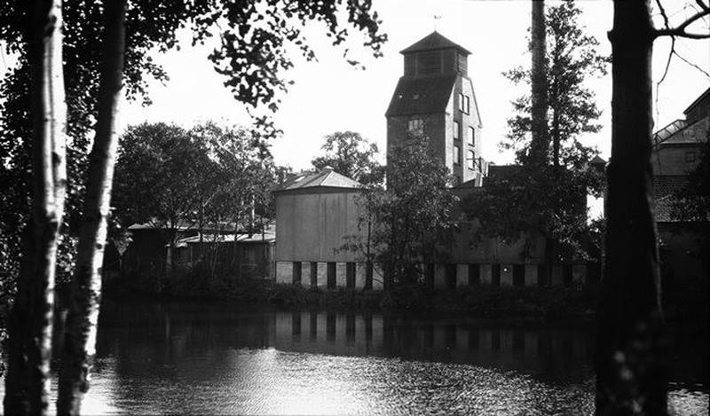 HØYBLOKK: Gjærfabrikken fotografert ca. 1925–30.