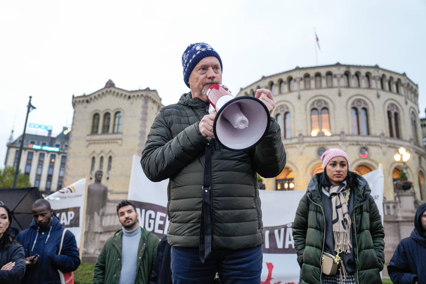 Raymond Johansen under markering mot nynazistiske gruppen på Eidsvolls plass. Lørdag ettermiddag gjennomførte den nynazistiske gruppen en markering i Oslo sentrum. I alt 35 demonstranter ble pågrepet og kjørt til arresten.