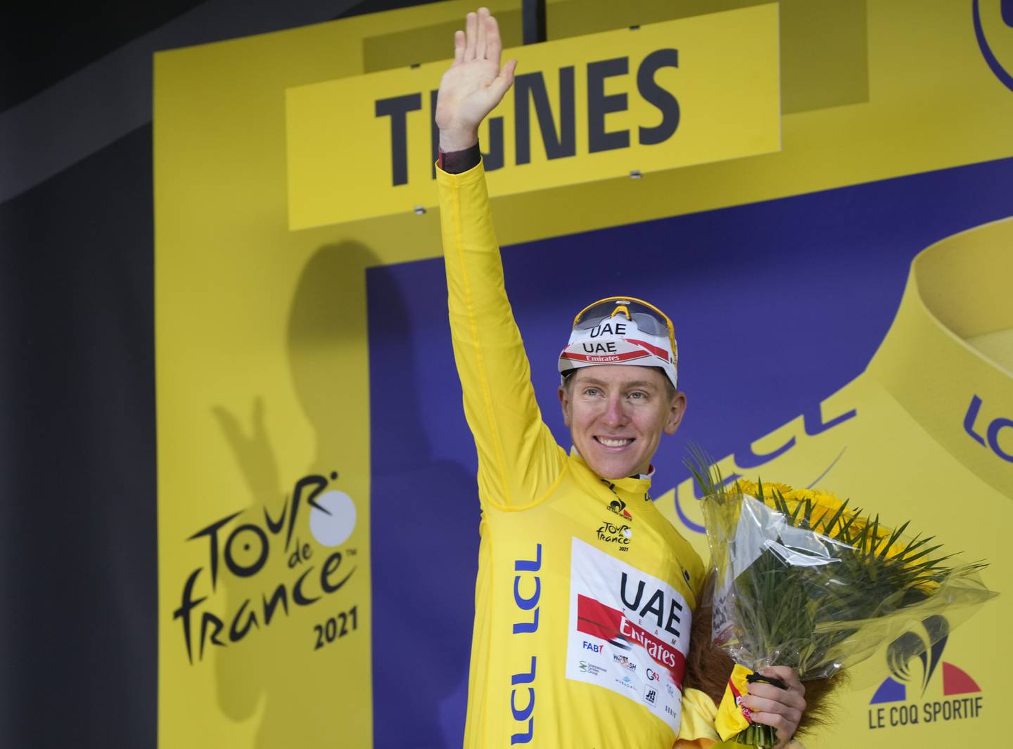 Tadej Pogacar beholdt den gule ledertrøya i Tour de France etter søndagens etappe. Foto: Christophe Ena / AP / NTB