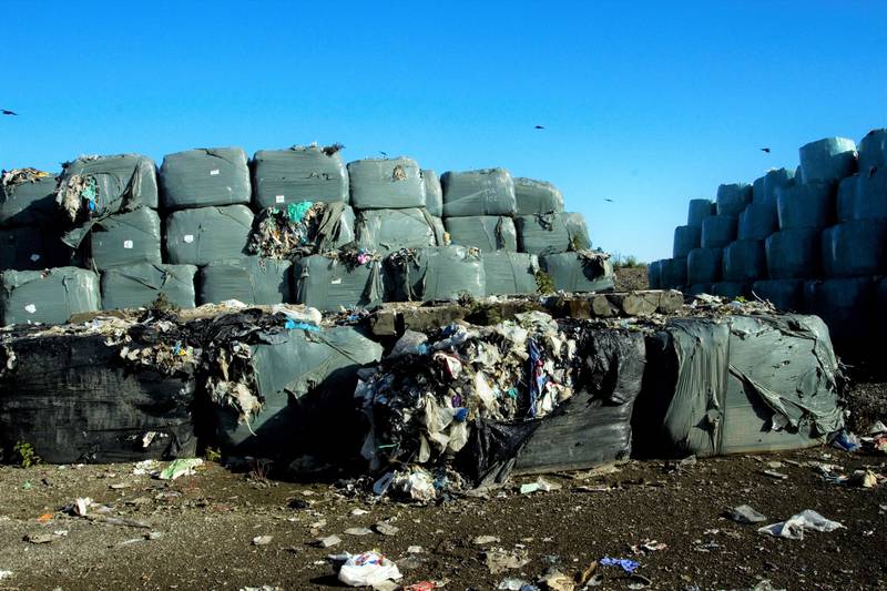 Frevar, Fredrikstad kommunes gjenvinningsanlegg, mellomlagrer omkring 6000 tonn med søppel på denne måten, noe Naturvernforbundet reagerer kraftig på.