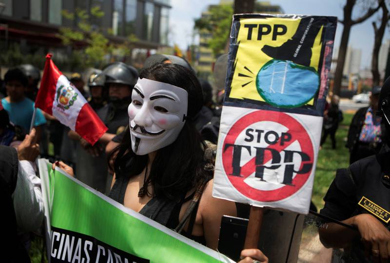 Det er ikke bare i USA handelsavtalen TPP blir møtt med motstand. Under et toppmøte for partnerlandene i Lima i Peru sist uke ble deltakerne møtt med protester.