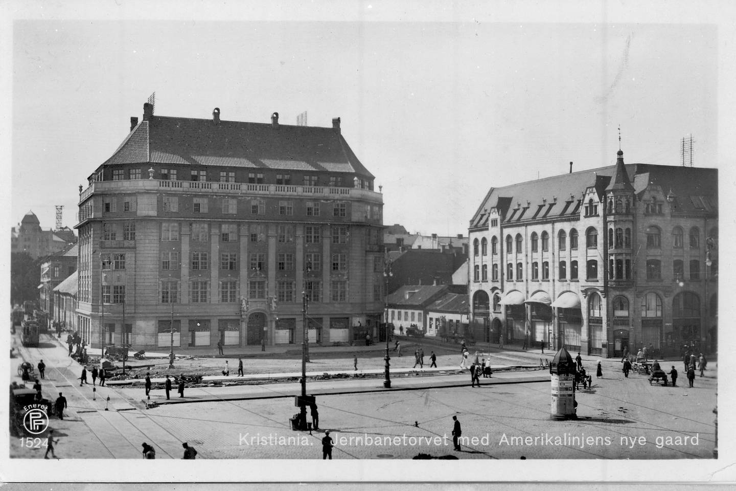 Amerikalinjens nye gård på Jernbanetorget ca. 1919. Karl Johans gate 2 til høyre. Trikk i Lille Strandgate (nåværende Strandgata). Store Strandgate (nåværende Fred. Olsens gate) innover til høyre.