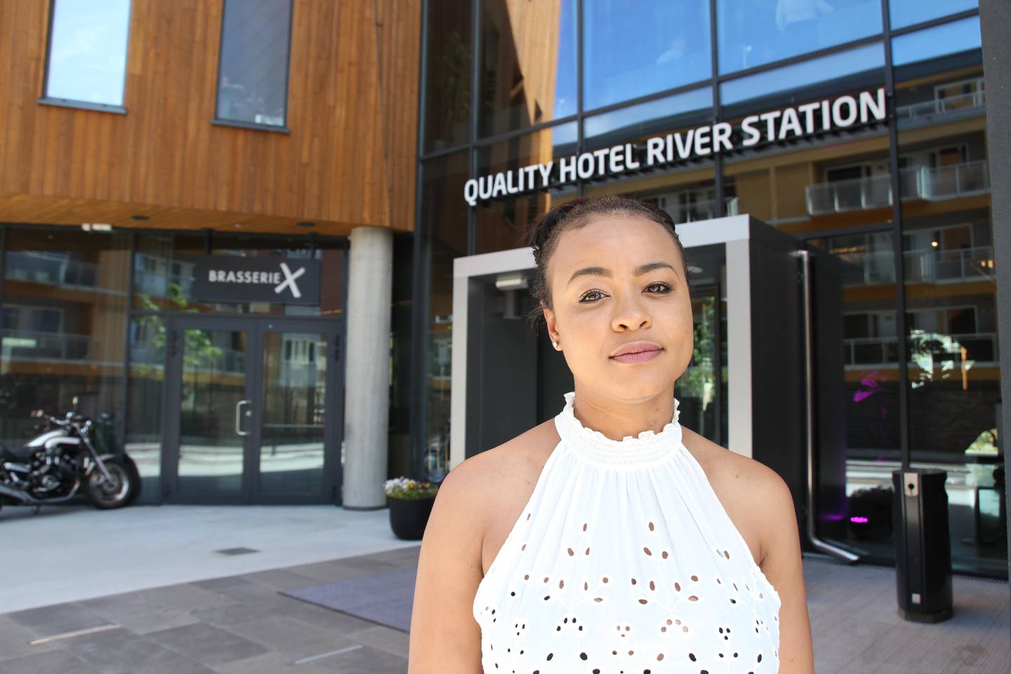 Hovedtillitsvalgt og servitør hos Quality Hotel River Station, Anna-Kay Shacema Zürcher, mener regjeringen sender arbeidstakere ut i ledighet ved å stemme nei til forlenget permitteringsordning.