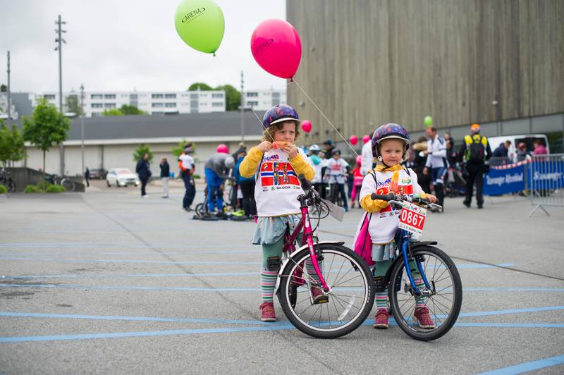 Tvillingene Hedvig og Selme Bie Øgaard er fem år og er med på sykkelrittet Hammer Kids for første gang.