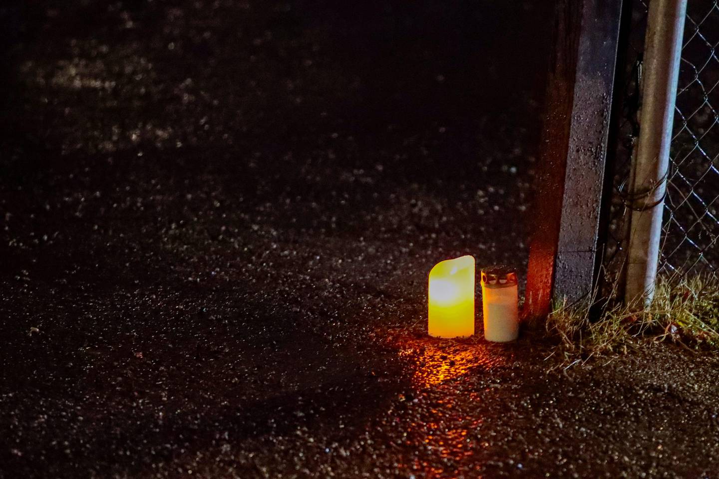 Oslo 20200111. 
Lys tent utenfor Prinsdal Grill i Oslo lørdag ettermiddag, der en ung mann ble skutt og drept sent fredag kveld.
Foto: Lise Åserud / NTB scanpix