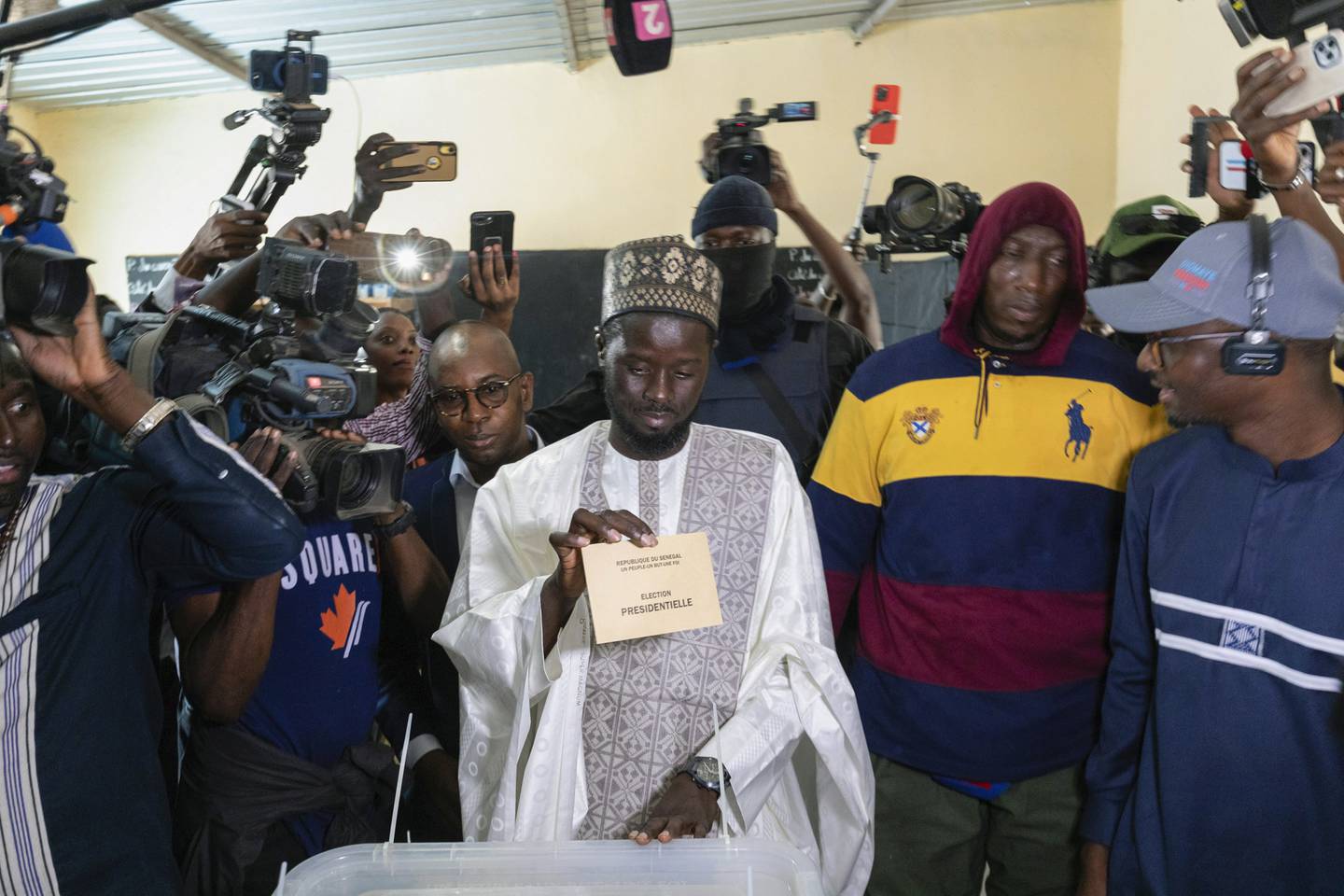 Opposisjonskandidaten Bassirou Diomaye Faye avlegger sin stemme i det senegalesiske valget. Hans motstander har nå erkjent valgnederlag.