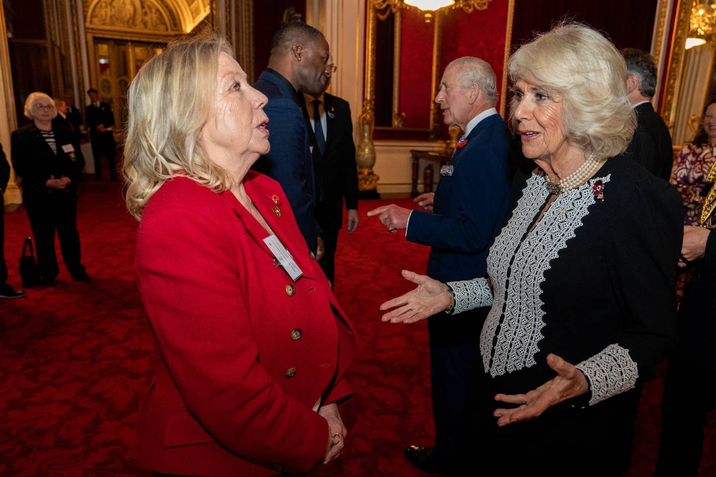 Dronning Camilla sammen med Deborah Meaden under en mottakelse på Buckingham Palace i London for å anerkjenne Storbritannias bidrag til humanitær innsats over hele verden og for å markere 60-årsjubileet til Disasters Emergency Committee, onsdag 8. november 2023.