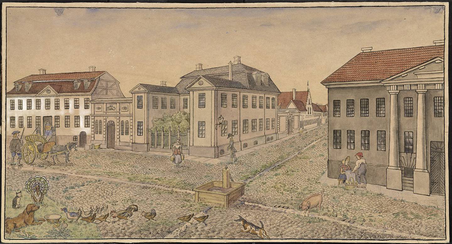 1742 var året Christiania-befolkningen sultet. Bildet viser folkeliv i Kvadraturen - Dronningens gate og Tollbugata. Griser og høns går i gatene og på midten av torget står vannposten. Kunstner Anna Diriks.