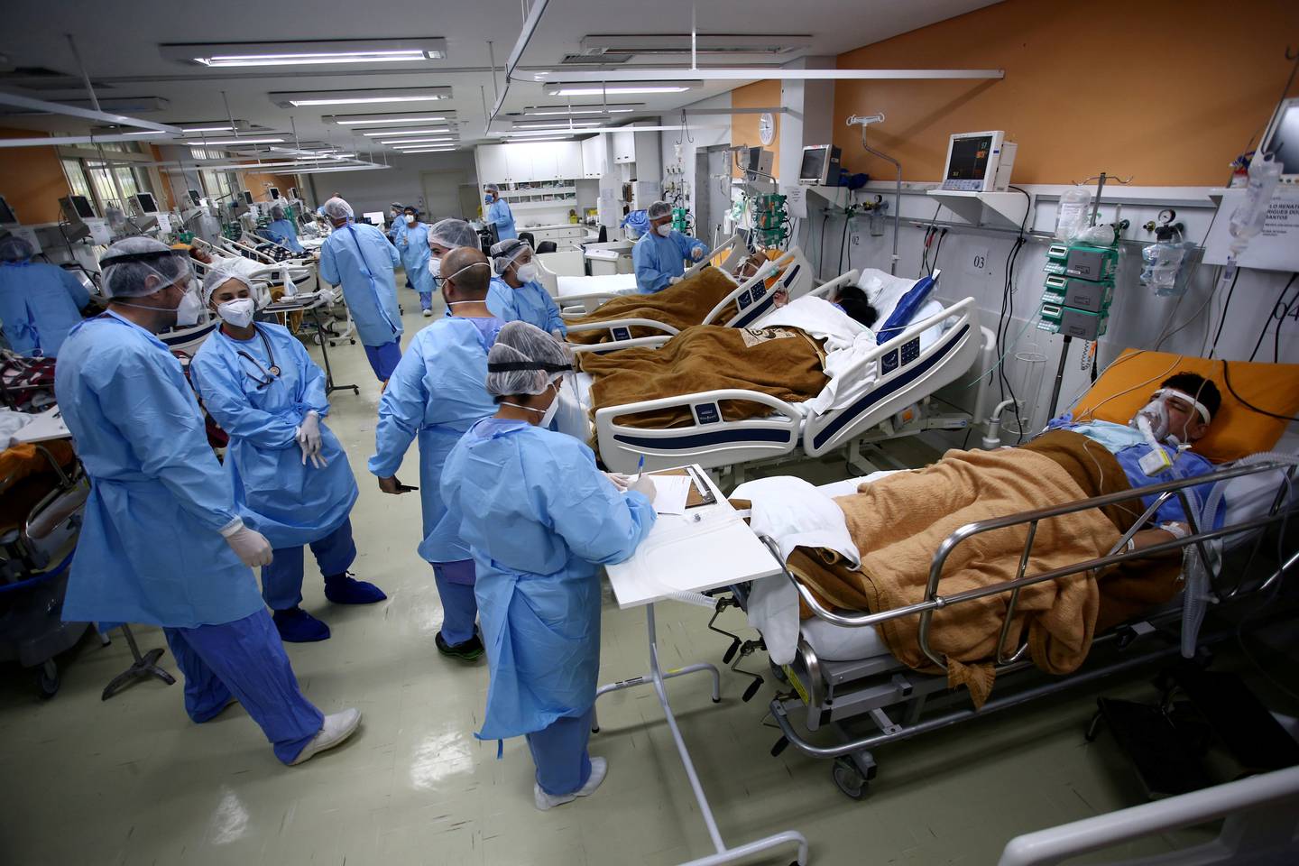 Helsearbeidere på plass for å hjelpe pasienter ved et sykehus i Porto Alegre som er overfylt på grunn av koronapandemien.