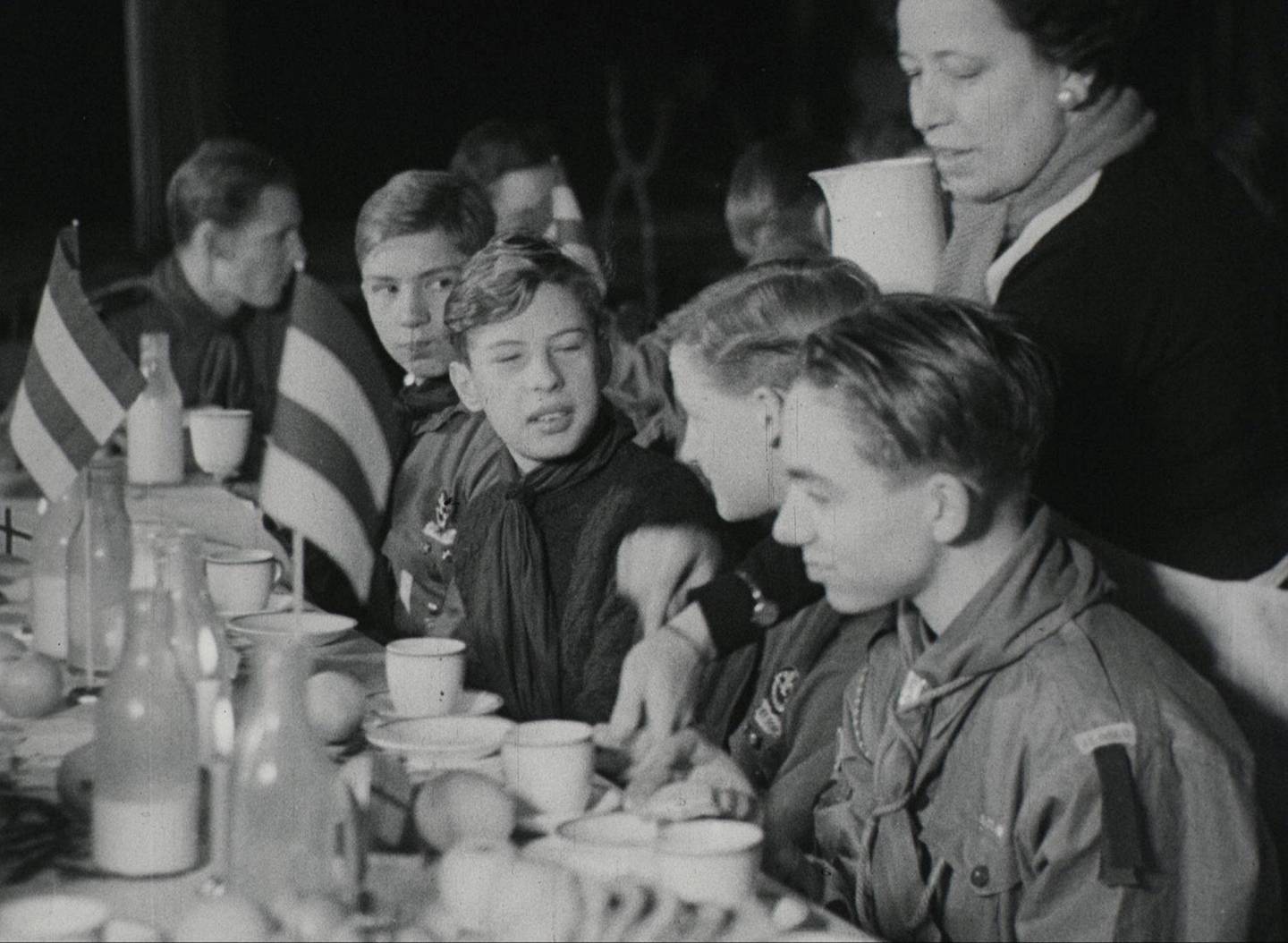En tropp med danske speidere på Norgesbesøk i 1938 fikk prøvesmake denne berømte Oslofrokosten. Prøvesmakinga ble vist på Paladsteateret kino på Karl Johan som del av de populære