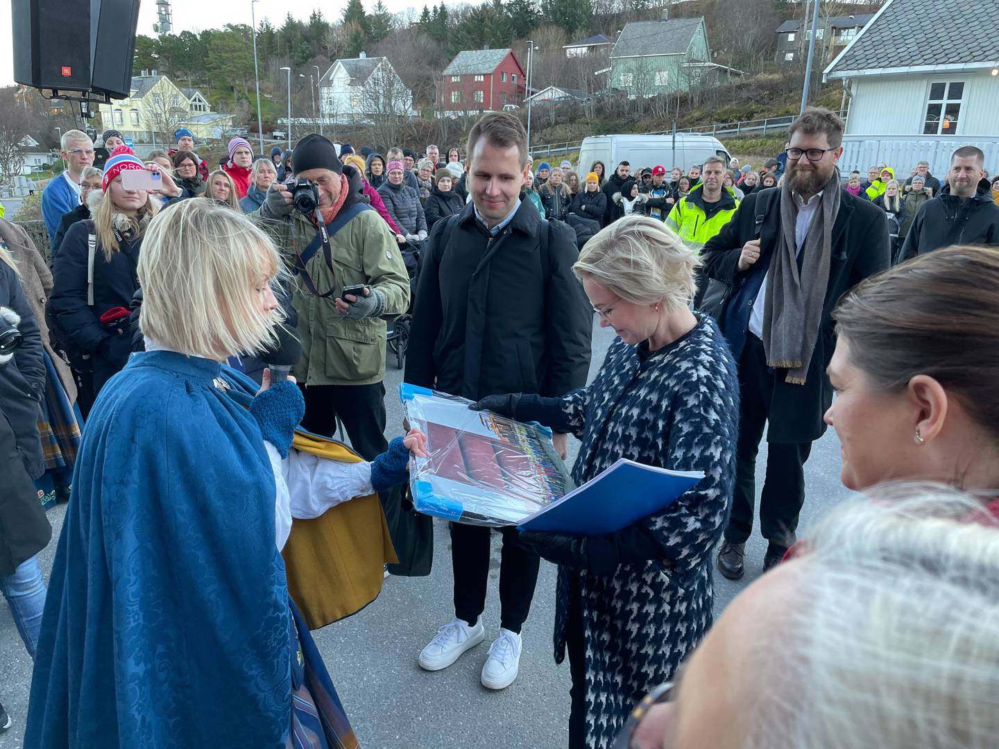 Helse og omsorgsminister Ingvild Kjerkol besøkte tirsdag Sandnessjøen sykehus. Her sammen med Bunadgeriljaens Line Føsker.