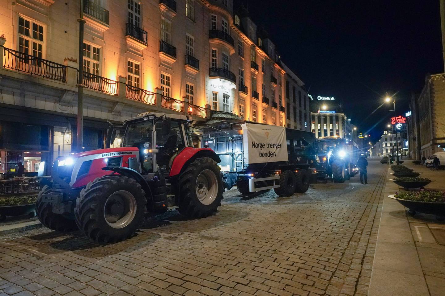 Oslo sentrum er onsdag kveld fylt av traktorer, fjøsdresser og bondeslagord.
