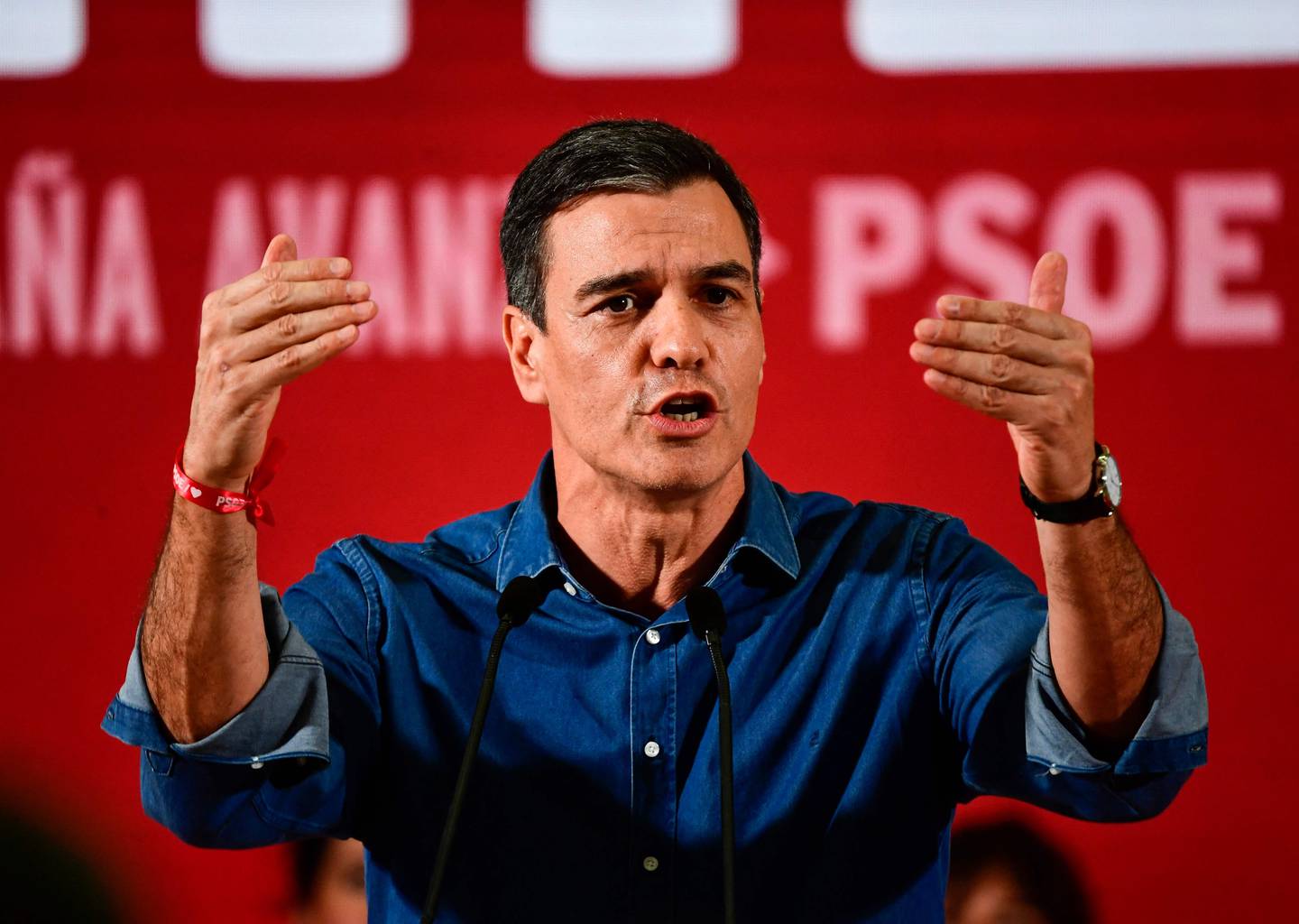 Statsminister Pedro Sanchez ber spanjolene velge retning i søndagens valg.