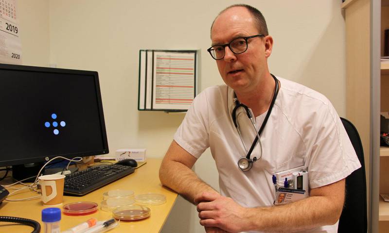 Leder an: Overlege Thomas Skrede leder antibiotikateamet ved Drammen sykehus og dermed også kampen mot        antibiotikaresistens ved sykehuset. ALLE FOTO: KENNETH LIA SOLBERG