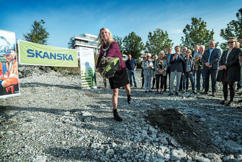 Ordfører Christine Sagen Helgø (H) tok i dag det seremonielle første spadestikket for å markere at byggingen av Lervig sykehjem nå er i gang.