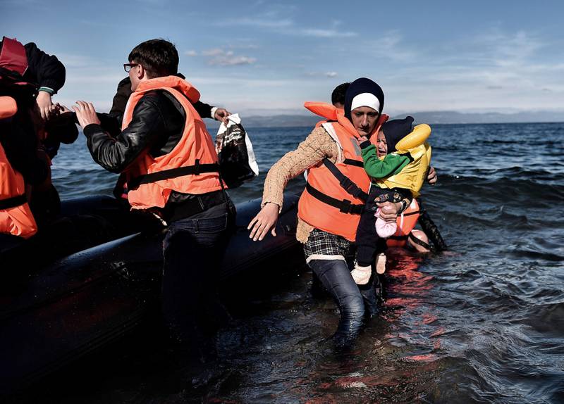 Flyktninger fortsetter å komme til tross for dårligere vær. Disse kom til Lesbos tirsdag. I forrige uke ble det satt rekord i antall nyankomne til Hellas på én uke. FOTO: ARIS MESSINIS/NTB SCANPIX